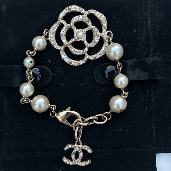 Chanel Camellia Pearl & Crystal Bracelet 14V - Picture 8 of 9
